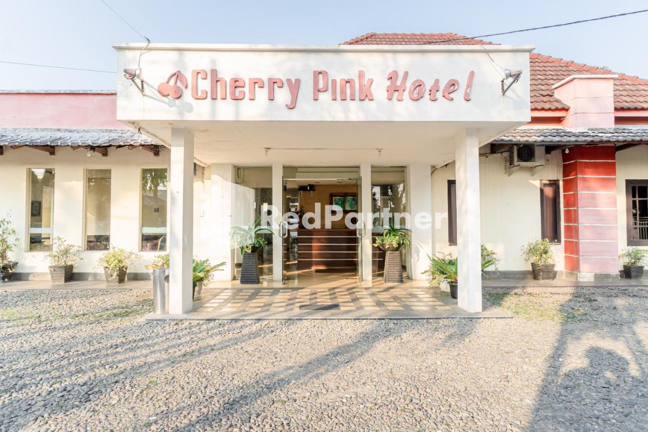 Cherry Pink Hotel Medan Mitra Reddoorz ภายนอก รูปภาพ