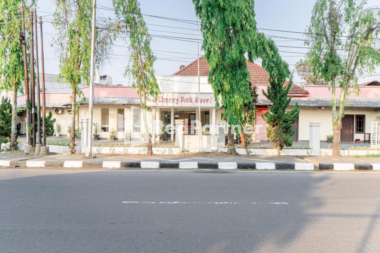 Cherry Pink Hotel Medan Mitra Reddoorz ภายนอก รูปภาพ