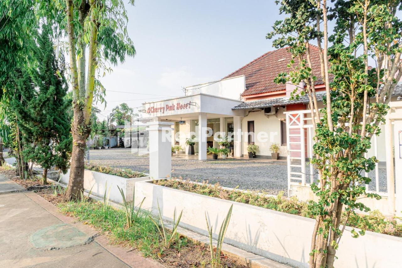 Cherry Pink Hotel Medan Mitra Reddoorz ภายนอก รูปภาพ