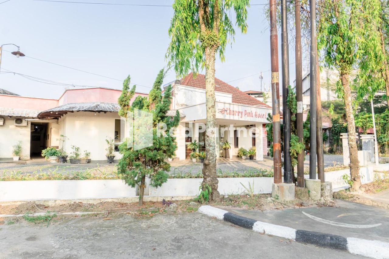 Cherry Pink Hotel Medan Mitra Reddoorz ภายนอก รูปภาพ